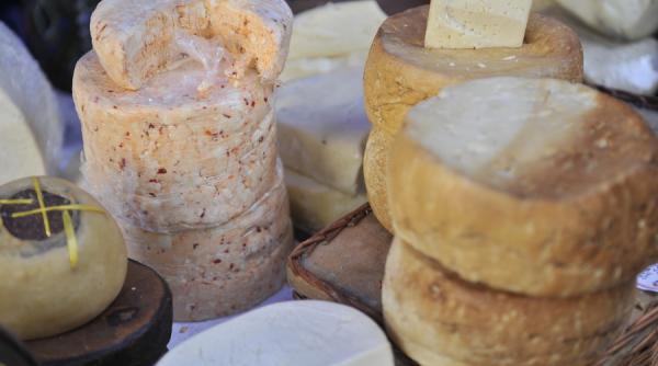 6 tone de branza expirata la un depozit din galati iar pentru alte 46 tone exista suspiciune surse