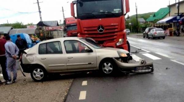 accident teribil pe dn 7 doua masini lovite in plin de un tir sofer aruncat din masina