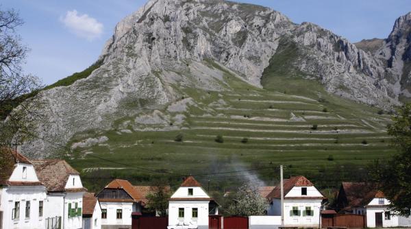 unic in romania rimetea satul cu case albe si ferestre verzi