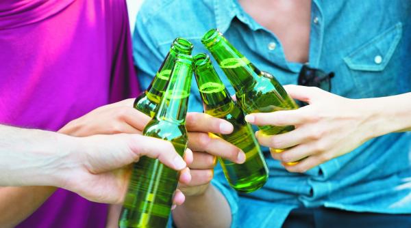 adolescentii incurajati sa bea de parinti