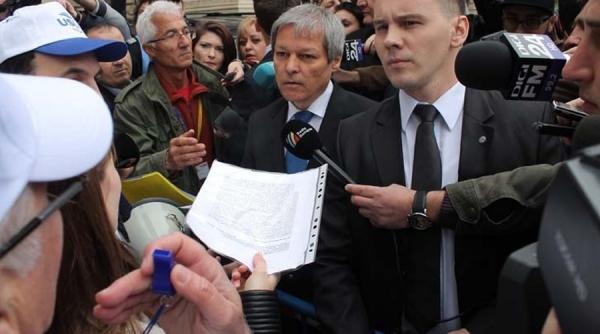 iasi premierul ciolos intampinat de un grup de cateva zeci de protestatari din educatie