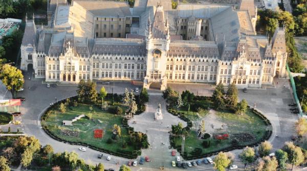 iasi sute de ieseni au format cozi la primele ore ale diminetii pentru a vizita palatul culturii