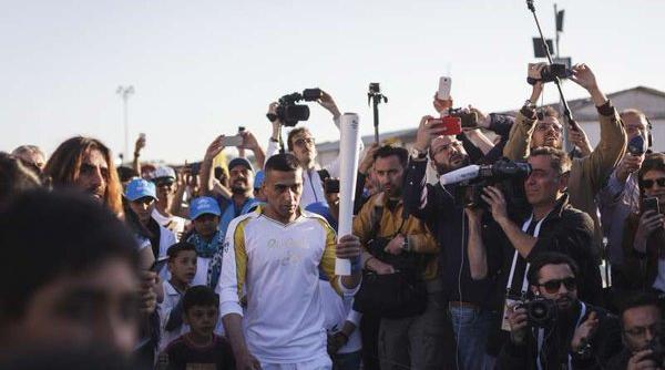 video jo 2016 un refugiat sirian a participat la stafeta flacarii olimpice intr o tabara de refugiati din atena