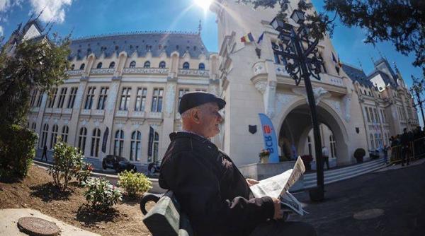 palatul coolturii noul loc pentru selfie de la 11 200 de vizitatori moca ieri la 300 cu plata biletului azi de aproape 40 de ori mai putini vizitatori in a doua zi de la deschidere galerie foto cool