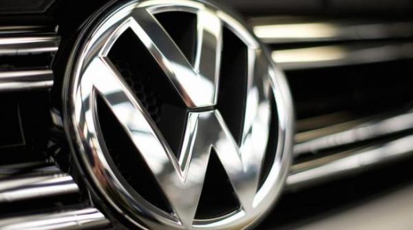directorii de la volkswagen si peugeot castiga ca vedetele fotbalului people