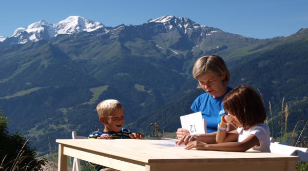 elevii care platesc sa se joace de a scoala