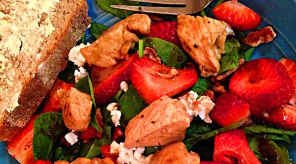 ce sa mancam dupa mesele copioase de paste salata cu spanac piept de pui si capsuni