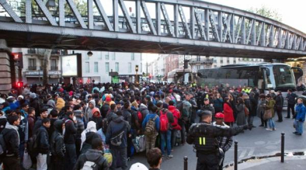 o tabara ilegala cu peste 1 000 de migranti evacuata din nou in nordul parisului