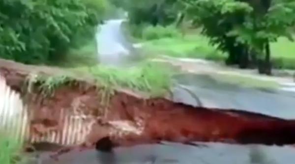 video in numai cateva secunde o sosea din texas a fost rupta de inundatii