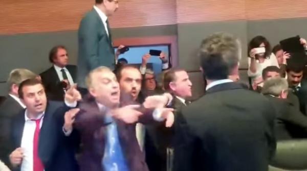 video bataie cu pumni si picioare in parlamentul turc