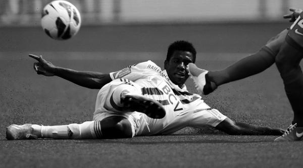 clipe de cosmar la dinamo viitorul ekeng s a prabusit pe gazon si a fost transportat de urgenta la spital