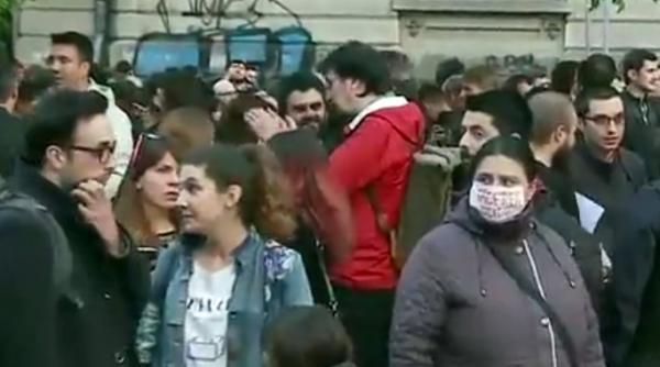 sute de persoane comemoreaza la universitate victimele infectiilor din spitale protestatar nu mai acceptam sa fim mintiti