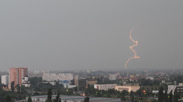 avertizare meteo nowcasting cod galben de averse grindina descarcari electrice si vant puternic in bucuresti