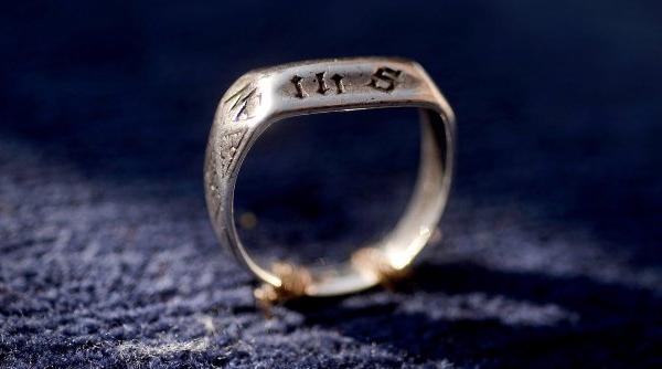 conflictul franco englez legat de inelul ioanei d arc s a incheiat dupa interventia reginei