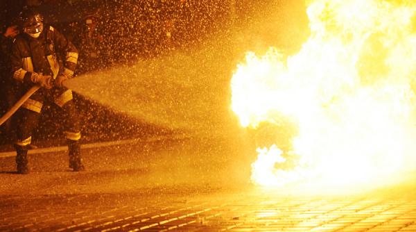 pompierii se lupta de 12 ore cu flacarile incendiului din rampa de gunoi de la pata rat