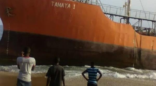 un petrolier fara niciun membru al echipajului la bord a aparut pe o plaja din liberia