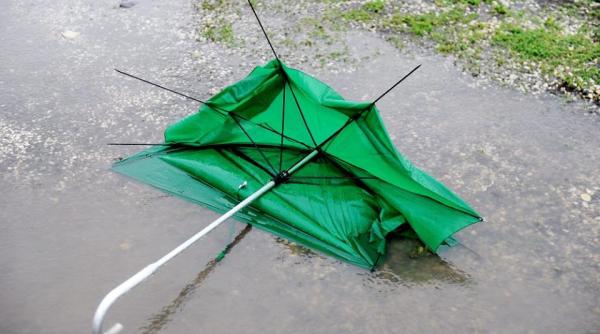 atentionare meteo ploi si intensificari ale vantului in cinci judete pana la ora 18 00