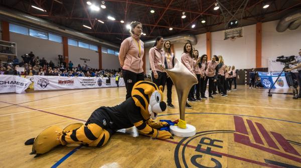 campioanele csm bucuresti la prezentarea trofeului