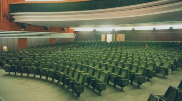 cinema scala spatiu pentru slujbe in asteptarea retrocedarii