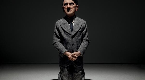 o statuie de ceara a lui hitler in genunchi vanduta la licitatie cu 17 189