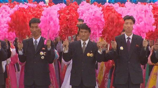 video sute de mii de oameni au defilat pentru kim jong un la phenian