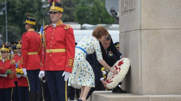 monarhisti si turisti la ceremonia de 10 mai