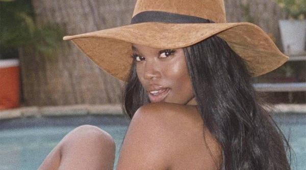 revista playboy prezinta prima sa playmate of the year imbracata