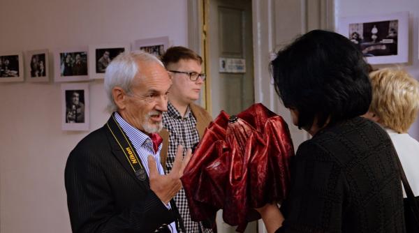 o frumoasa galerie de arta a fost inaugurata la husi in orasul romanesc cu cele mai multe personalitati pe metru patrat dupa falticeni galerie foto