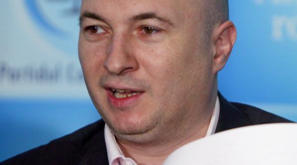 codrin stefanescu cere explicatii premierului in privinta pensionarului care si a dat foc in fata guvernului