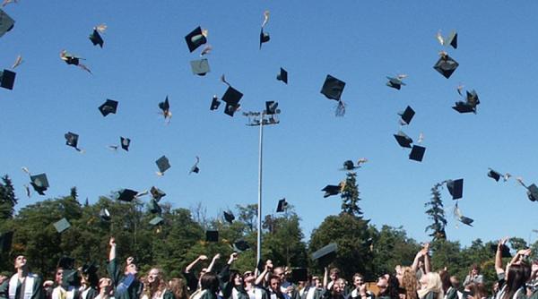 o universitate britanica le interzice absolventilor sa isi mai arunce in aer tocile la inmanarea diplomelor