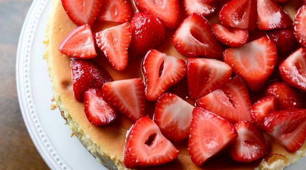 reteta cu fructe de primavara tort rece de branza dulce si capsuni