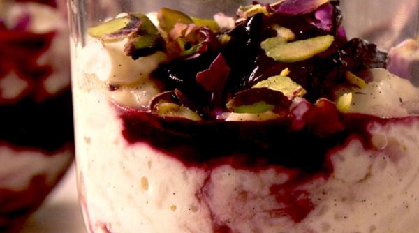 desert delicios cu fructe de primavara crema de vanilie cu cirese