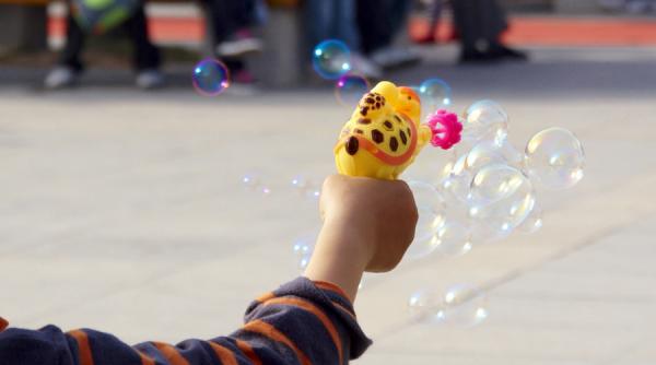 eleva in varsta de 5 ani suspendata pentru ca a adus la scoala un pistol care sufla baloane