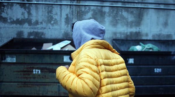 maramures un om al strazii a gasit un bebelus aruncat la gunoi