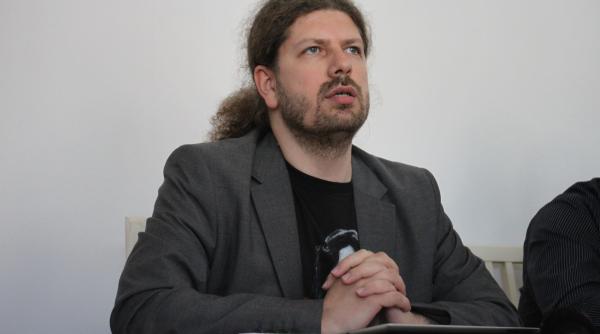 o sa ajunge sa i dam un pahar de apa in cap