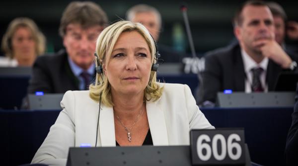 marine le pen si a ascuns telefonul mobil in sutien si a invitat anchetatorii sa l ia