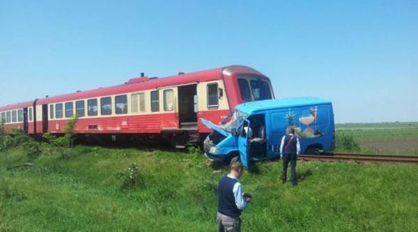accident pe calea ferata un microbuza a fost spulberat de un tren soferul este in stare grava