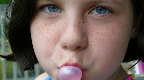 cat de periculos e sa inghiti o guma de mestecat