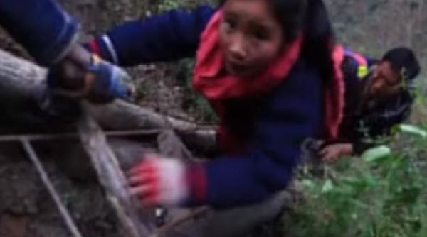 cel mai infricosator drum spre scoala pentru a ajunge la ore acesti copii se catara pe o stanca inalta de 800 de metri