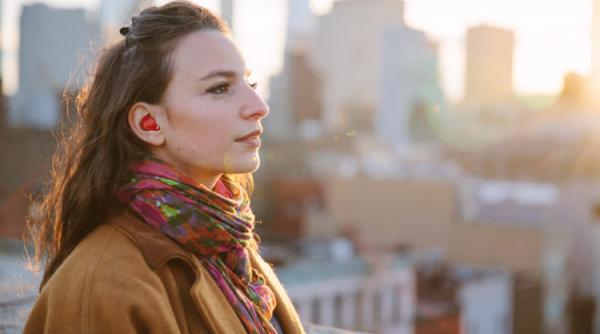 casca smart care iti traduce in timp real