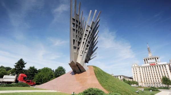 adrian nastase despre inaugurarea monumentului aripi guvernul ciolos nu si a putut permite sa invite si demnitari din guvernele anterioare