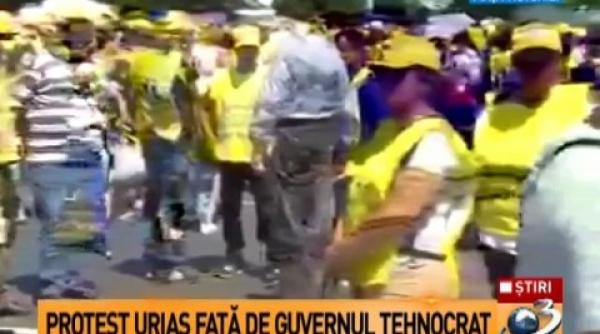 mii de sindicalisti din educatie au plecat intr un mars de protest catre palatul cotroceni