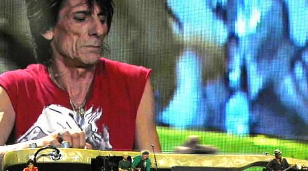 ronnie wood chitaristul trupei rolling stones a devenit tatal a doua fetite gemene la 69 de ani