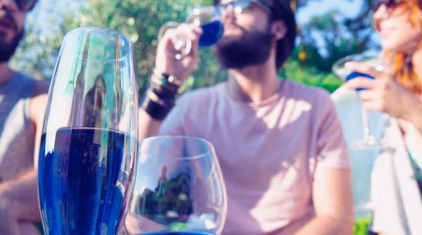 a fost inventat vinul albastru ce spun degustatorii