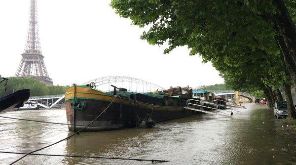 video inundatii istorice la paris subsolul muzeului luvru evacuat