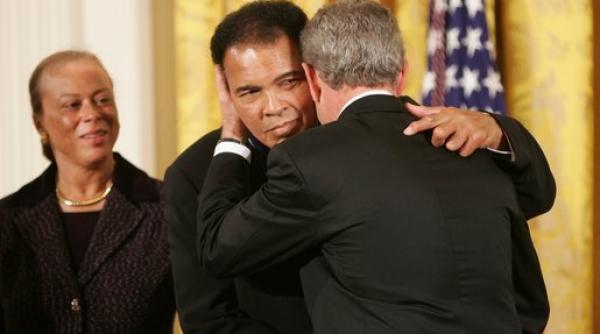 doliu in boxul mondial muhammad ali a murit in aceasta dimineata la 74 de ani