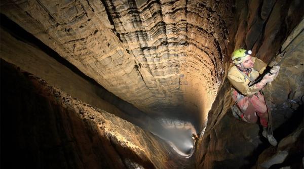 superlativele mapamondului cea mai adanca pestera din lume video