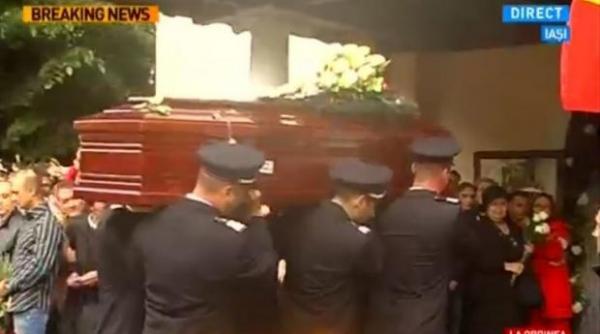 salvatorii smurd din iasi inmormantati cu onoruri militare si flori aruncate din aer