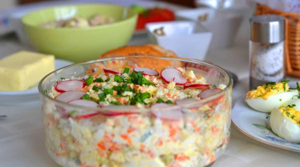 o salata de oua o mancam in sandvis sau ca atare