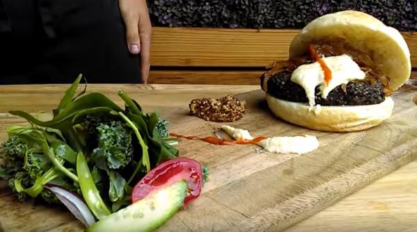 ce mananca activistii greenpeace burger vegetarian